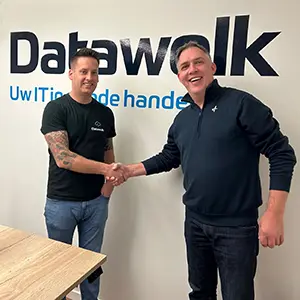 Datawolk Logo, vor dem zwei Männer sich die Hand geben und lächeln
