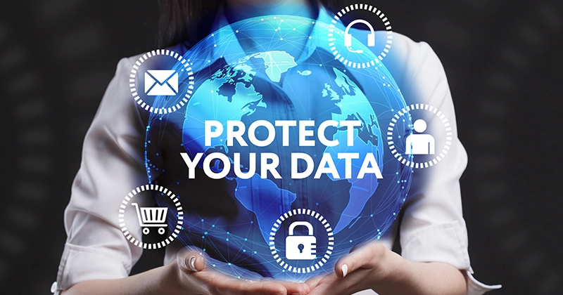 Frau hält Blaue Erdkugel mit Schriftzug "Protect your data" 